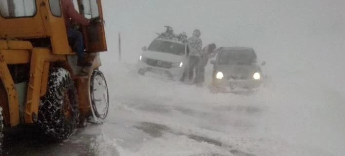 Βελούχι: Επιχείρηση απεγκλωβισμού 8 ατόμων που έπεσαν σε χιονοθύελλα